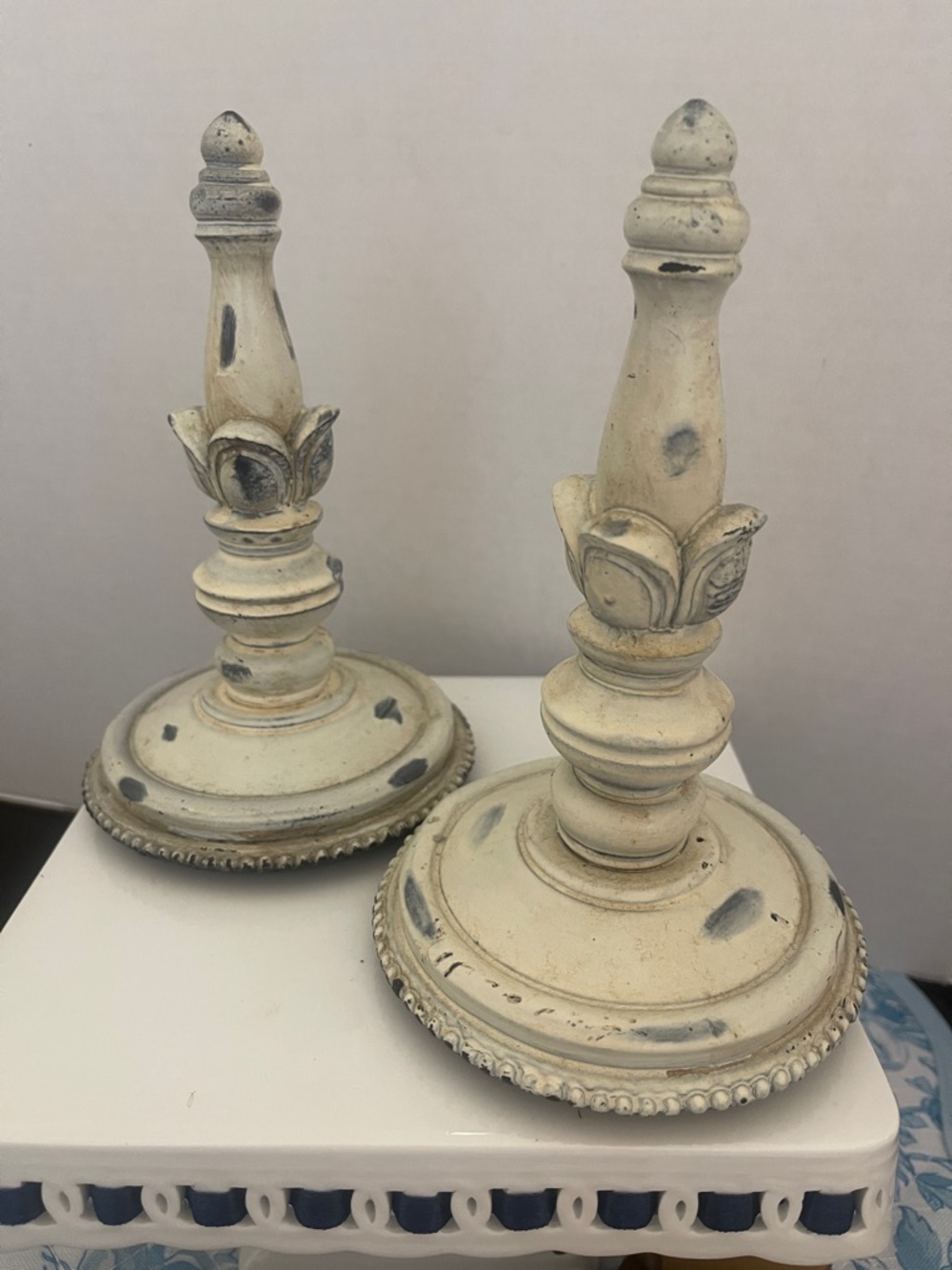 Distressed Cream Decorative Finial Pair - Vintage-Inspired Home Accent